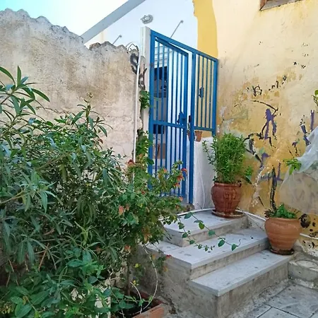 Apartment Under The Acropolis, Tiny Room, Big Terrace *